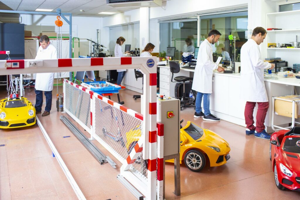 THỬ NGHIỆM ĐỘ BỀN VA ĐẬP ĐỒ CHƠI TRẺ EM 